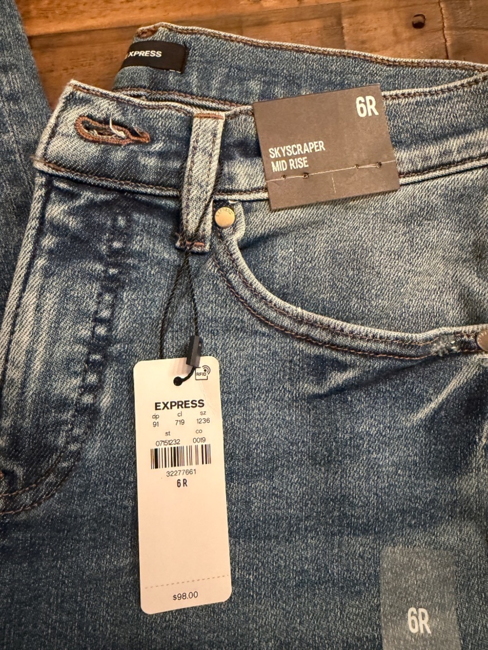 Express Denim Mid Rise Medium Wash Skyscraper Jeans Size 6R NWT - Picture 2 of 3